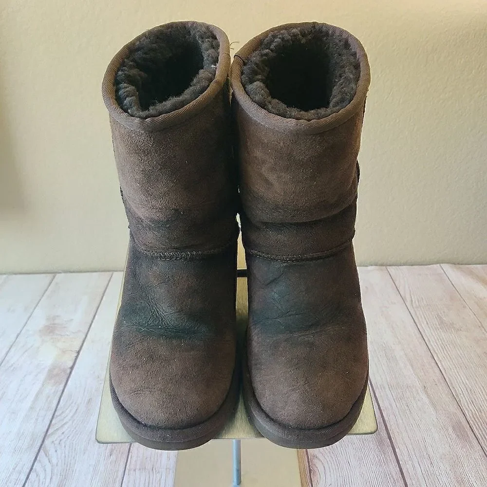 Ugg #5825 classic short boots sz 8
